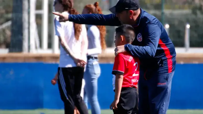 Toni González corrigiendo la técnica de un jugador durante un entrenamiento